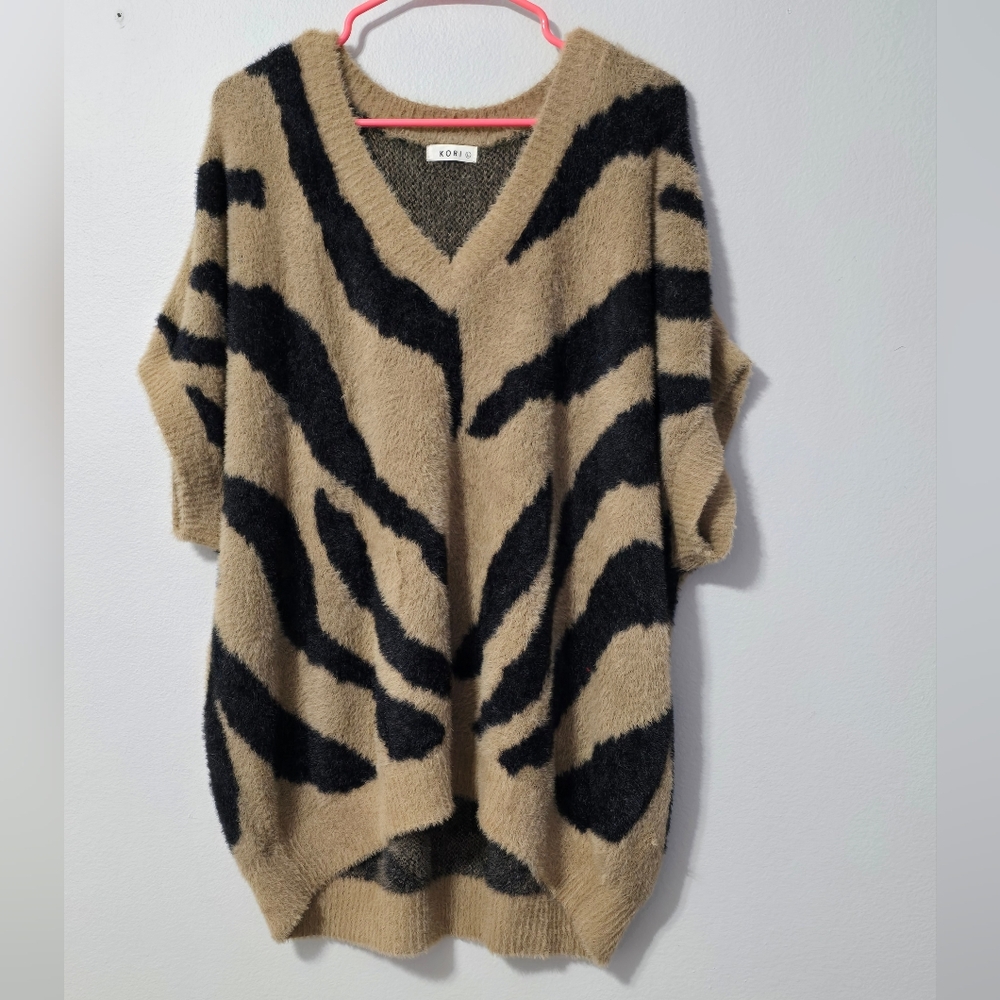 Kori oversized short sleeve sweater, Size L, beige and black
